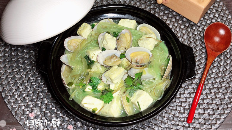 花蛤豆腐汤,一碗鲜香滑嫩爽口的花蛤裙带菜粉丝煲就做好了，热呼呼的美味极了！