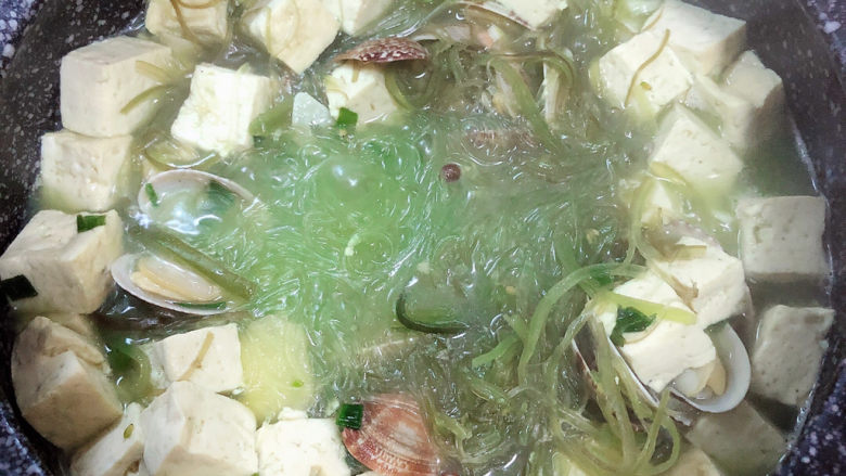 花蛤豆腐汤,烧开锅后，盖盖儿小火炖煮3-5分钟。
