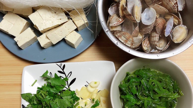 花蛤豆腐汤,豆腐切块儿、配菜切碎，就可以开始制作美食了。