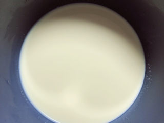 鸡蛋牛奶布丁,布丁液充分搅拌均匀。提前预热烤箱，180度预热10分钟。