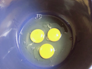 鸡蛋牛奶布丁,取一只碗，打入鸡蛋。用打蛋器将鸡蛋打散打均匀。