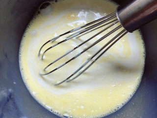 鸡蛋牛奶布丁,再放入牛奶，用打蛋器将所有液体食材充分搅拌均匀。