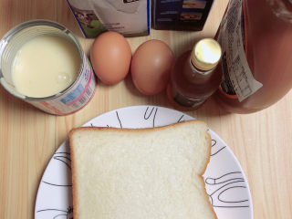 鸡蛋牛奶布丁,准备好食材。炼乳、鸡蛋、牛奶，切片面包、淡奶油、朗姆酒。