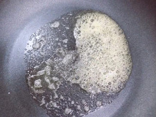 鸡蛋牛奶布丁,锅中放入小块黄油，小火融化黄油。