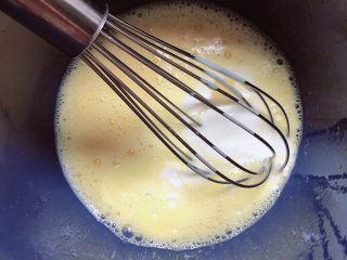 鸡蛋牛奶布丁,在鸡蛋中加入一些炼乳、淡奶油。