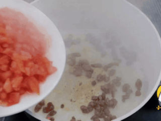 番茄牛肉烩饭，酸甜软糯有营养的宝贝生鲜。「小鹿优鲜」,下入番茄碎炒至出汁。