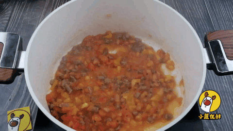 番茄牛肉烩饭，酸甜软糯有营养的宝贝生鲜。「小鹿优鲜」,加入适量水焖煮。
