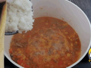 番茄牛肉烩饭，酸甜软糯有营养的宝贝生鲜。「小鹿优鲜」,倒入米饭，搅拌均匀。