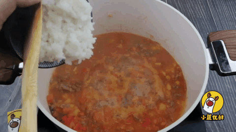 番茄牛肉烩饭，酸甜软糯有营养的宝贝生鲜。「小鹿优鲜」,倒入米饭，搅拌均匀。
