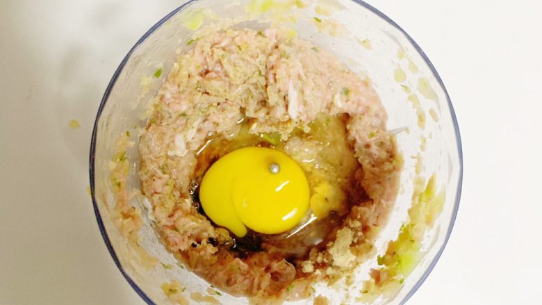 1岁➕宝宝辅食：好吃的牛肉饺子,打人一个鸡蛋，放适量的盐、酱油、自制宝宝味精（没有不放）再加点香菇粉，滴几滴香油。