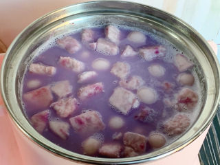 香芋紫薯小汤圆,放入剩下的紫薯香芋块和小汤圆，煮至丸子浮起即可