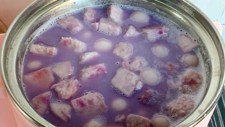 香芋紫薯小汤圆,放入剩下的紫薯香芋块和小汤圆，煮至丸子浮起即可
