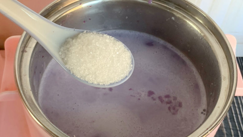 香芋紫薯小汤圆,把奶香糊倒入早 餐 机汤锅中，加适量清水、白糖，大火搅拌煮沸