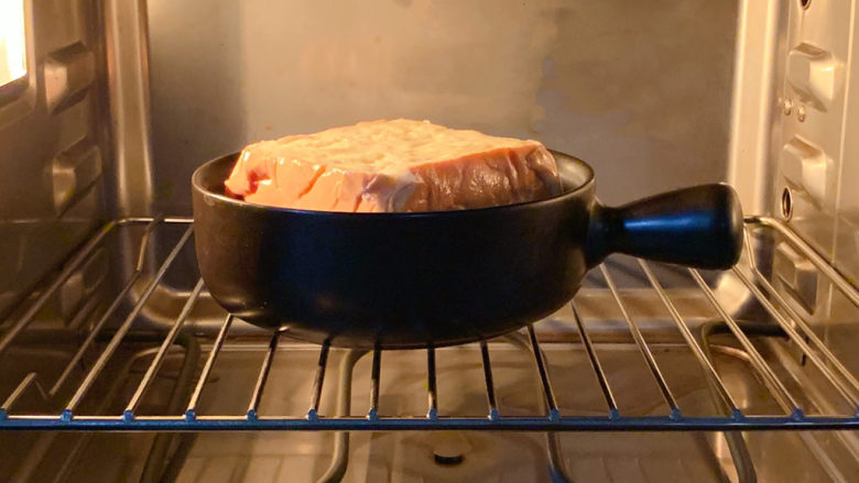 隔夜厚吐司,送入185度预热好的烤箱中层，上下火约烤25分钟
