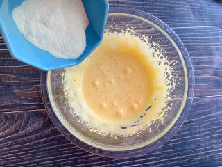 奶香蛋黄溶豆,加入18g宝宝的澳优珀淳奶粉