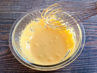 奶香蛋黄溶豆,用打蛋器打发至发白，体积变大，能呈水滴状滴落即可