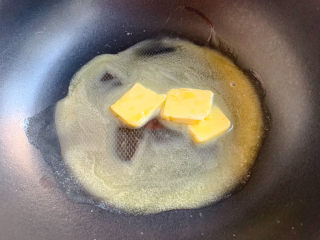 网红奥利奥雪花酥,将黄油倒入不粘锅中，小火加热至融化