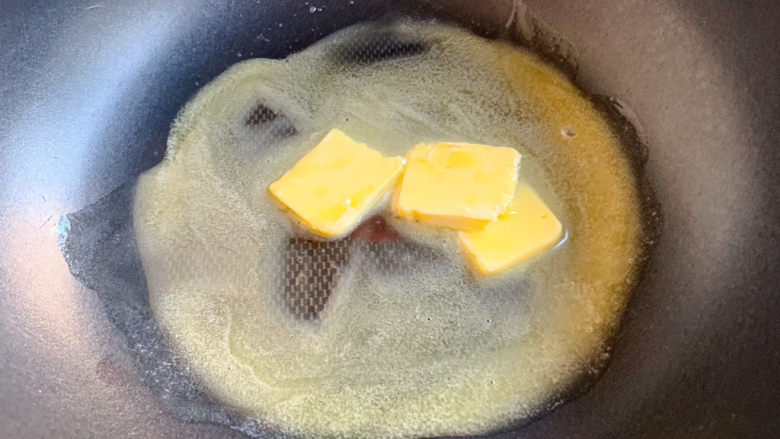 网红奥利奥雪花酥,将黄油倒入不粘锅中，小火加热至融化