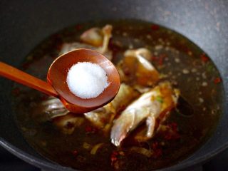 海鲶鱼焖萝卜,根据个人口味，加入适量的盐和白糖调味。