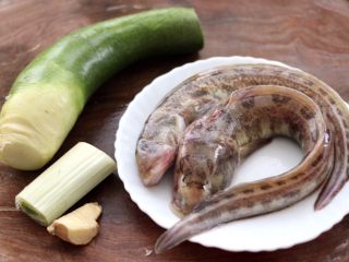 海鲶鱼焖萝卜,首先备齐所有的食材。
