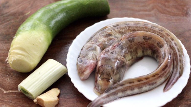 海鲶鱼焖萝卜,首先备齐所有的食材。