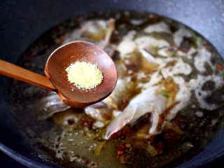 海鲶鱼焖萝卜,再加入鸡精增加口感。