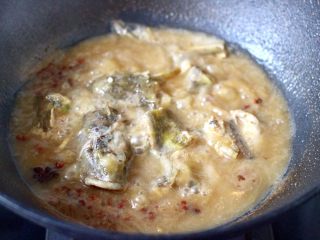 海鲶鱼焖萝卜,大火煮沸后，继续中火焖煮至锅中汤汁粘稠时。