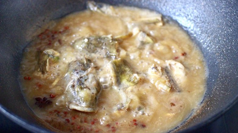 海鲶鱼焖萝卜,大火煮沸后，继续中火焖煮至锅中汤汁粘稠时。