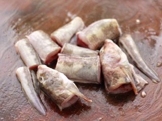 海鲶鱼焖萝卜,洗净的海鲶鱼，用刀切成大段。