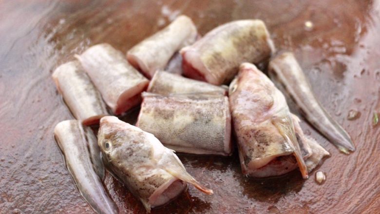 海鲶鱼焖萝卜,洗净的海鲶鱼，用刀切成大段。