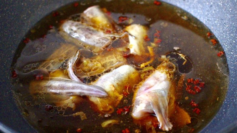 海鲶鱼焖萝卜,大火翻炒所有食材混合均匀后，锅中倒入适量的清水，放入切块的海鲶鱼。