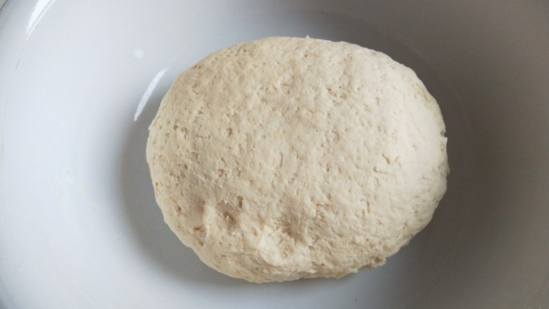 腊汁肉夹馍,合好的面团不是很光滑，封上保鲜膜发酵。