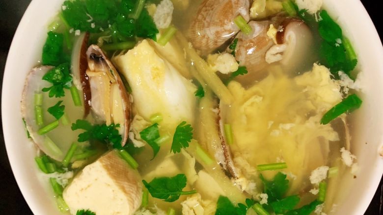 厨房小白也能做的一道美食—花蛤豆腐汤,清淡又好喝的花蛤豆腐鸡蛋汤出锅啦。晚饭喝一碗汤，胃里非常舒服。