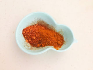 盐焗花生米,加入细辣椒粉