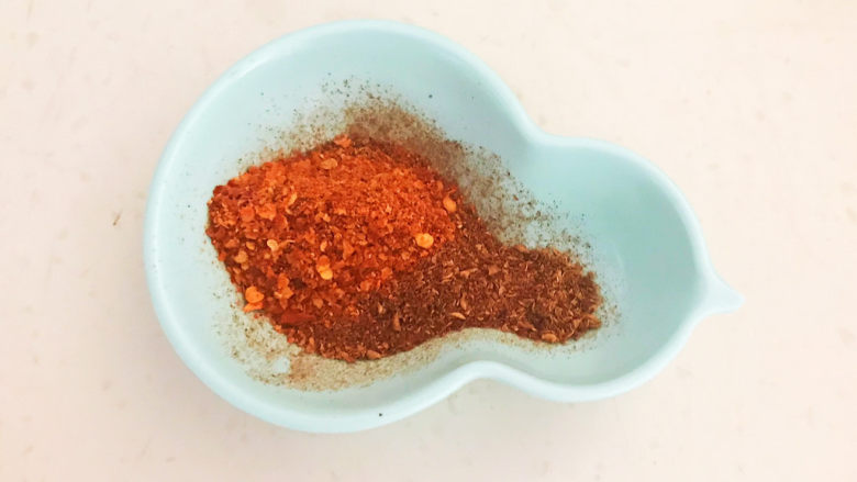 盐焗花生米,在花椒粉里加入粗辣椒粉