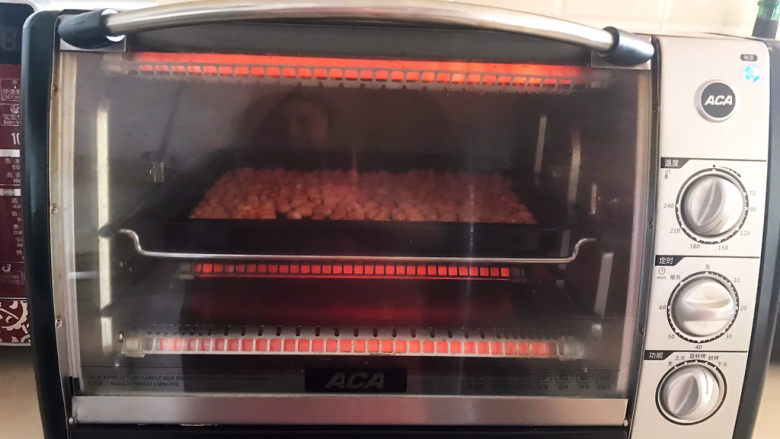 盐焗花生米,烤箱预热5分钟后把烤盘放入烤箱，上下火200w，烤15分钟
