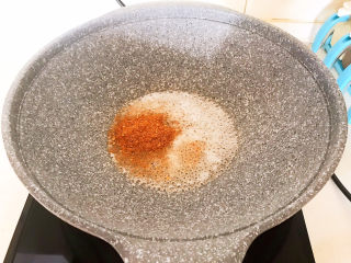 盐焗花生米,加入精盐和所有干料