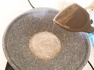 盐焗花生米,用铲子把糖浆提起来看看，糖汁呈浓郁的流动状态