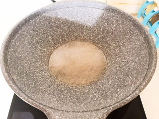 盐焗花生米,炒至砂糖融化