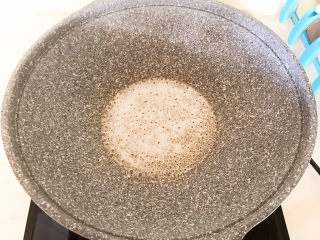 盐焗花生米,炒至糖浆有密集的小泡