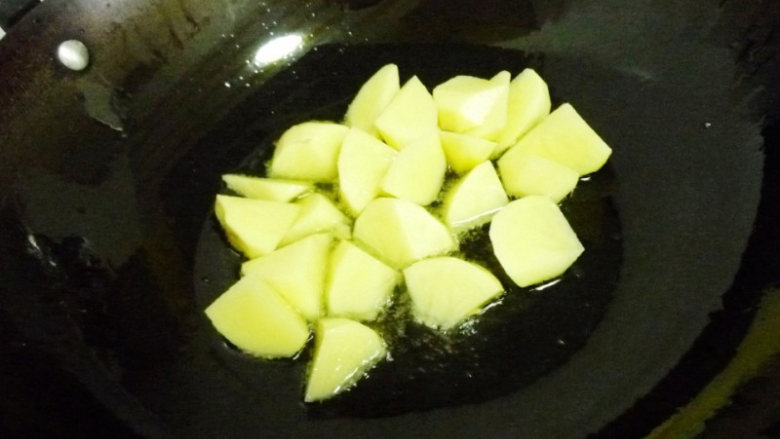 简单好做的大盘鸡，牢记这几步，鲜香可口  ​,再放入土豆油煎一下盛出。
