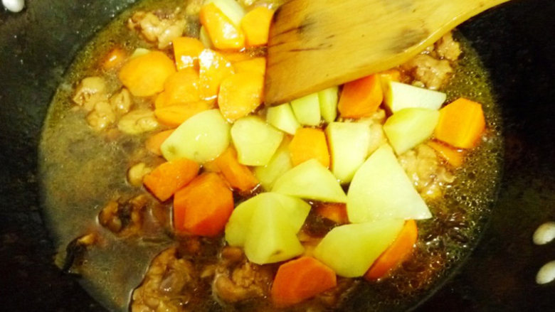 简单好做的大盘鸡，牢记这几步，鲜香可口  ​, 焖30分钟左右，加胡萝卜块和土豆继续焖至胡萝卜土豆软烂