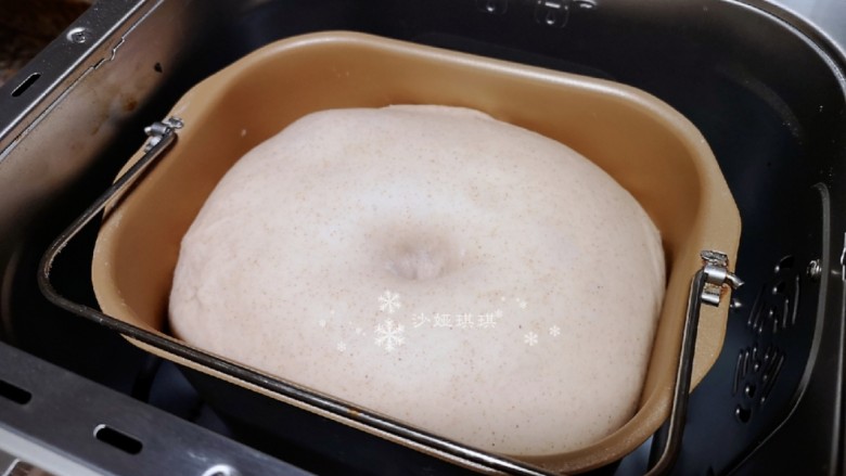 酸奶肉松面包,揉好面开始第一次发酵，当发酵至约2倍大时，用手指粘面粉在面团上插一个洞，面团不回缩也不塌陷就发好了。