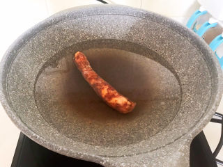 蒜苗炒腊肠,锅里加入冷水，放入腊肠，大火烧开后煮20分钟