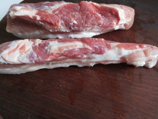 干豆角红烧肉,五花肉切成两厘米左右块。