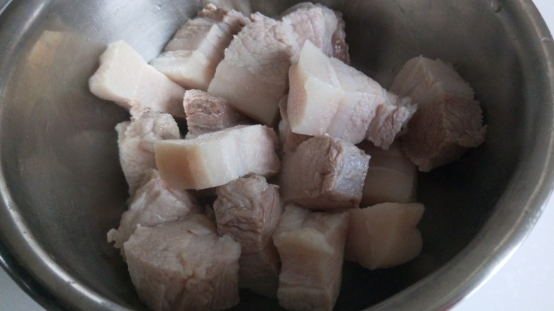 干豆角红烧肉,装入盆中备用。