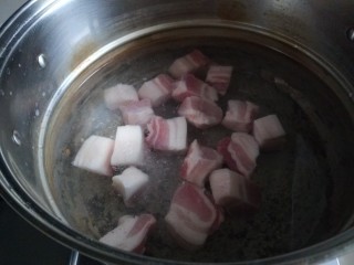 干豆角红烧肉,倒入锅中烧开锅捞出来。