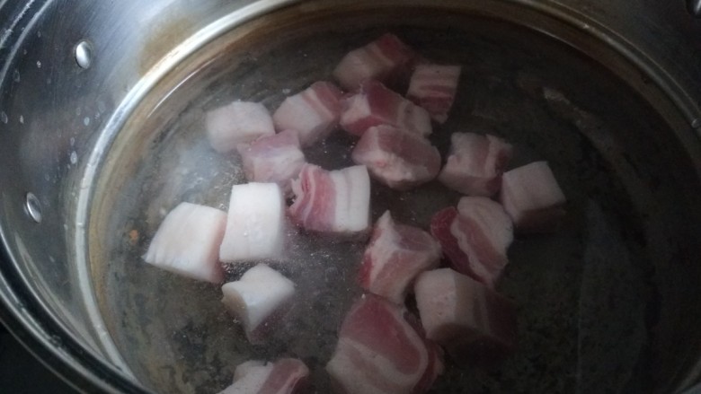 干豆角红烧肉,倒入锅中烧开锅捞出来。