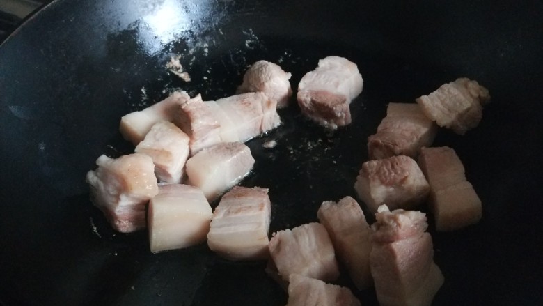 干豆角红烧肉,把五花肉直接倒入锅中煎制出油。