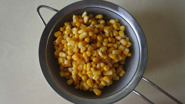 杂蔬焗饭,豌豆煮熟，玉米粒罐头控水备用